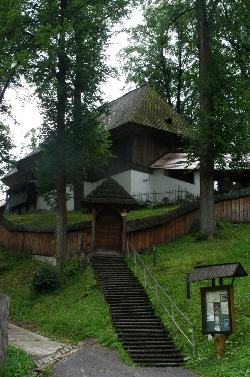 Drevený kostolík v Leštinách