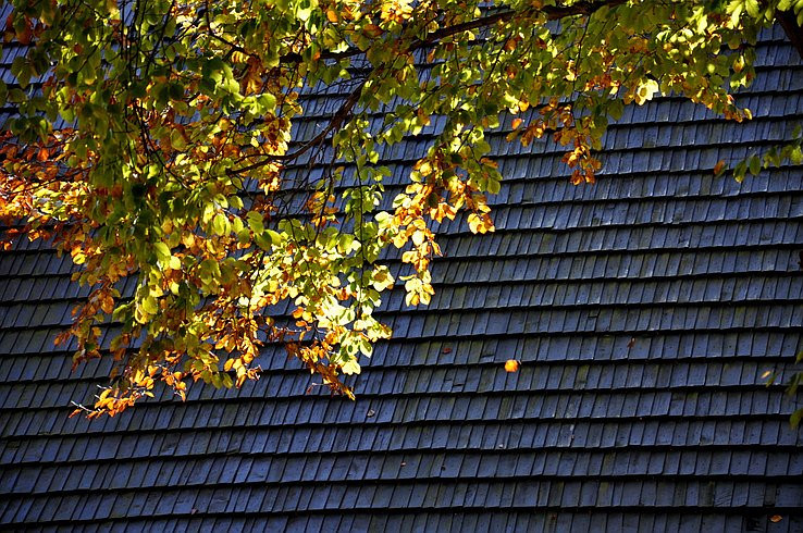 Jesenná šindľová strecha