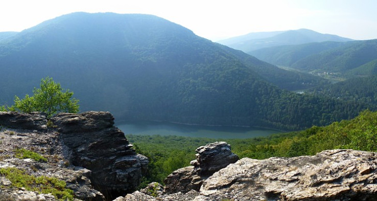 Výhľad zo skaly nad Ružínom